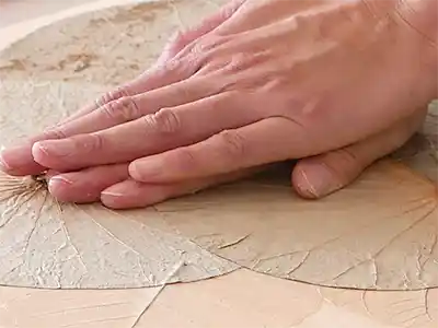 蓮の葉を貼る作業